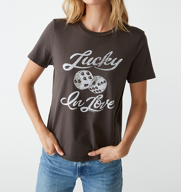 LUCKY IN LOVE GRAPHIC TEE-OXIDE