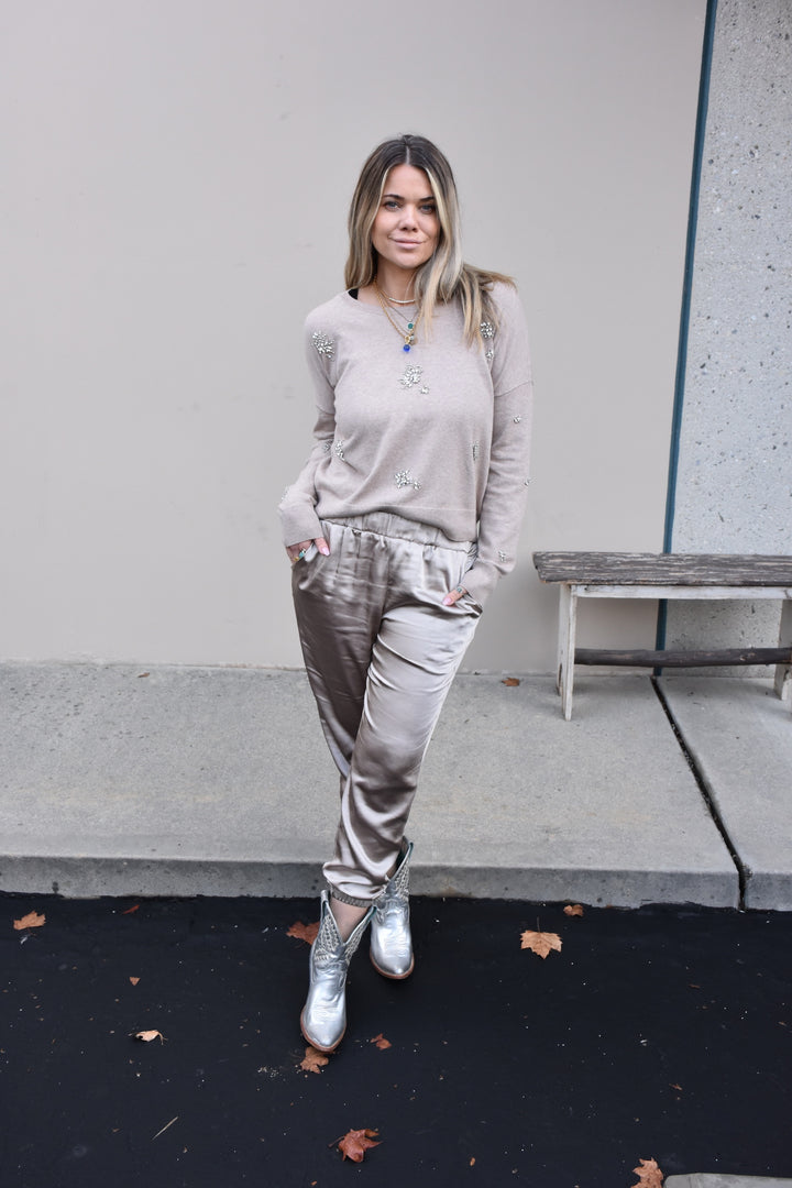 BROOCH CREW NECK SWEATER-CAPPUCCINO