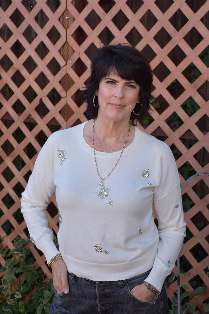 BROOCH CREW NECK SWEATER-VANILLA