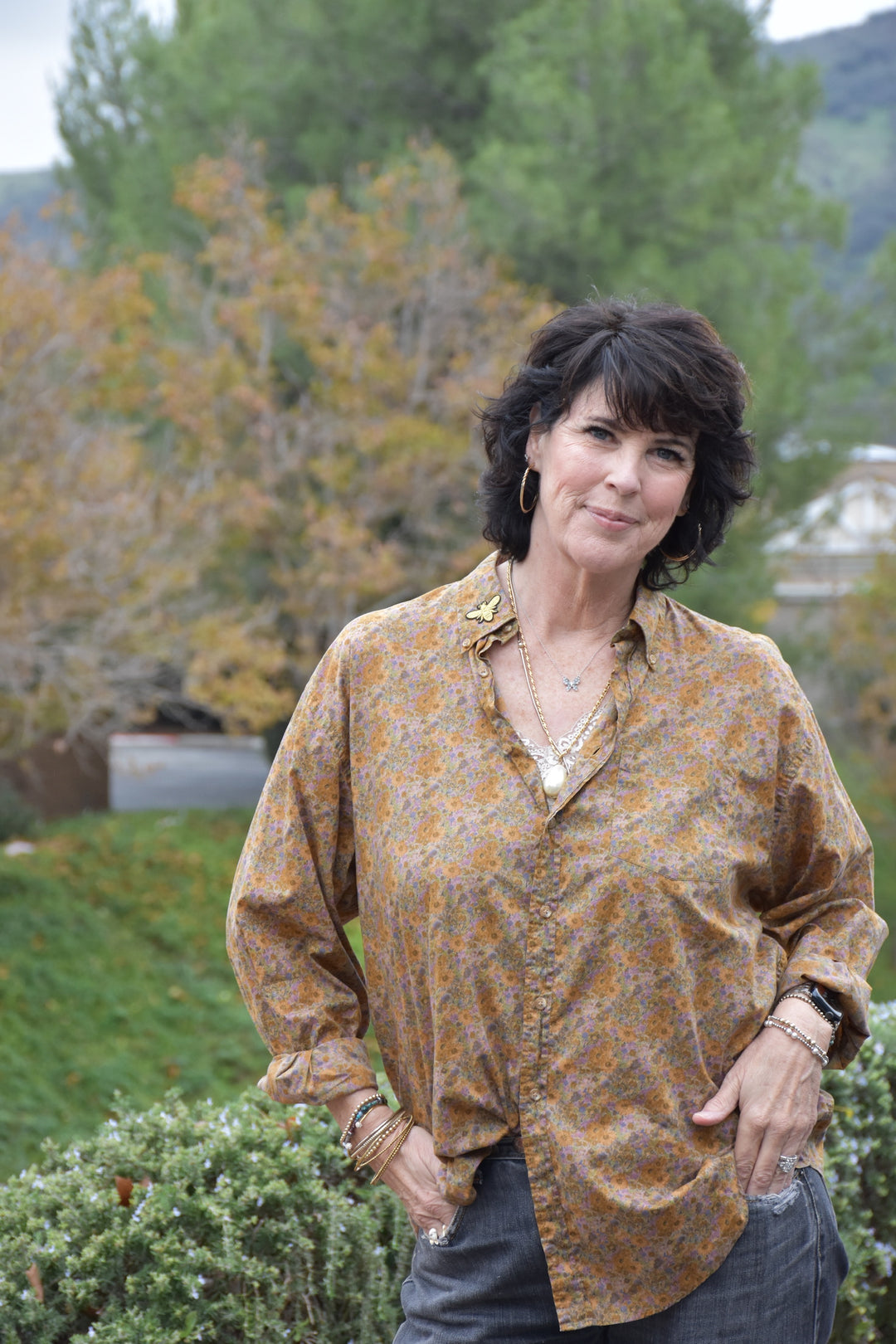 BEE TIME BUTTON DOWN