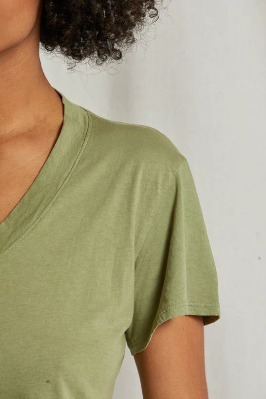 HENDRIX V-NECK TEE-OIL GREEN